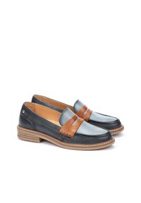Mocasines de cuero con un diseño bicolor, azul oscuro y gris claro, con una banda marrón en la parte superior y acentos texturizados. Tacón bajo de madera.