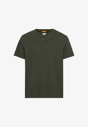 Donkergroene t-shirt met korte mouwen van textuurstof, voorzien van een placket met drie knopen en een subtiele logo op de borst.