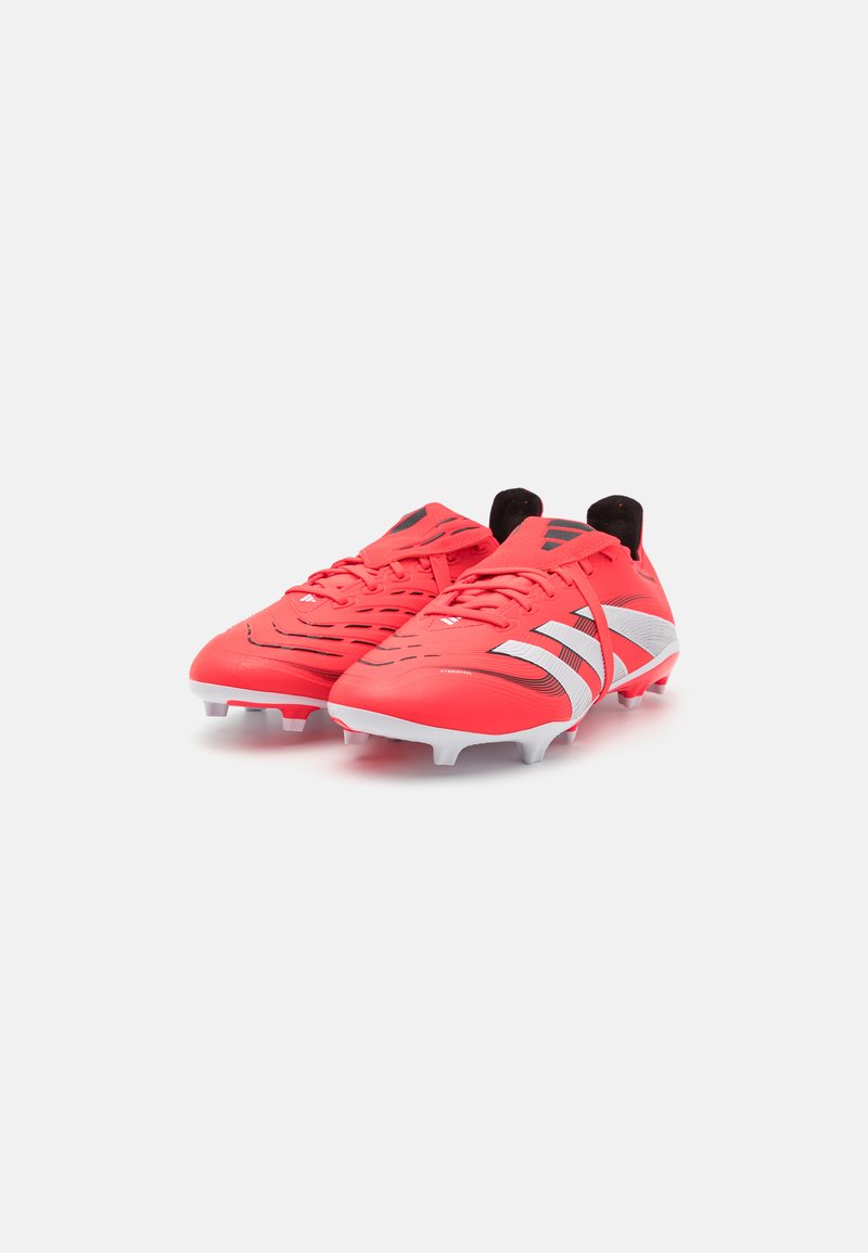 Rote Fußballschuhe mit weißen Akzenten, die ein stromlinienförmiges Design und eine strukturierte Oberfläche aufweisen. Ausgestattet mit mehreren Stollen für optimalen Halt.