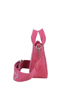 Roze stoffen handtas met een driehoekige vorm, voorzien van een gestructureerde buitenzijde, dubbele handvatten en een verstelbare schouderband met een metalen hardwareaccent.