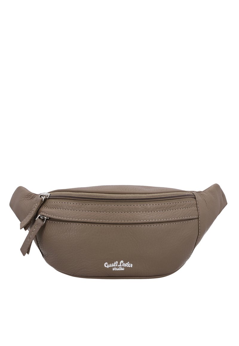 Bruine leren heupgordel met een gladde textuur, voorzien van een ritssluiting en een reliëflogo, ontworpen voor crossbody gebruik.