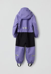 Paars en zwart waterdicht sneeuwpak voor kinderen met capuchon, elastische manchetten en voetbanden, getoond vanuit de rug.