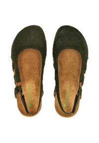 Tmavě zelené semišové lodičky na podpatku s kulatou špičkou, hnědé stélky a dvěma nastavitelnými popruhy na každé straně.