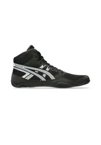 Zapatillas deportivas negras de media caña que combinan materiales de ante y malla, con detalles plateados y suelas de goma texturizada negra.