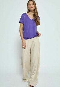 PEPPERCORN SAMANTHA V-NECK  - Jednoduché tričko - purple corallites