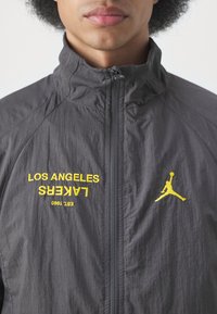 Nike Performance NBA LOS ANGELES LAKERS JORDAN JACKET - Træningsjakke - medium ash/purple smoke