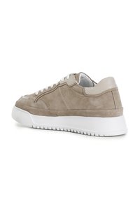 Sneakers bassi in suede beige con suola in gomma bianca, punta rotonda, chiusura con lacci e dettagli in pelle liscia sul tallone e sulla linguetta.