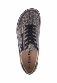 Zwarte en grijs gepatternde schoen met een ronde neus, vetersluiting, gestructureerd leren bovenwerk en een zijrits voor gemakkelijk aan- en uittrekken.