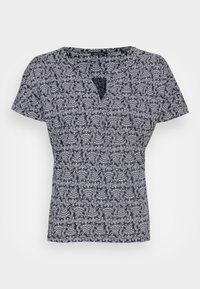 Blusa azul marino con estampado floral, escote en V, mangas cortas y una tela ligera y texturizada. Presenta intrincados diseños blancos en toda su superficie.
