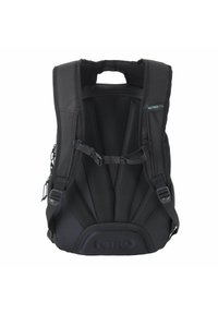 Mochila negra con correas acolchadas de malla, hebillas ajustables y un logo. Presenta un diseño aerodinámico con una base reforzada para mayor durabilidad.