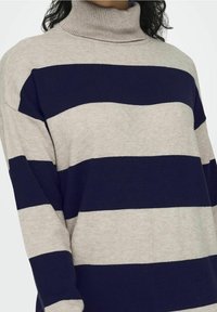 Grob gestrickter Rollkragenpullover mit abwechselnden Creme- und Marineblauen Streifen, ausgestattet mit einem gerippten Kragen, lässiger Passform und weicher Textur.