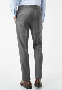 Pantalons habillés gris ajustés avec une texture lisse, comprenant deux poches arrière avec boutons et un design à jambe droite.