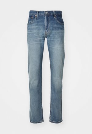 Jeans de mezclilla azul con un diseño de pierna recta, con un lavado desgastado, cinco bolsillos y un cierre de botón de metal en la cinturilla.