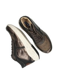 Bruine leren sneakers met een metalen afwerking, voorzien van een gestructureerde overlay, vetersluiting en een witte rubberen zool met een patroon voor grip.