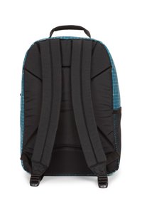 Ryggsäck med en teal-rutigt mönstrad front, svarta vadderade remmar, förstärkt sömnad, ett bärhandtag och en nätficka på sidan.