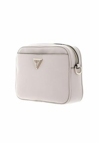 Borsa rettangolare in pelle grigio chiaro con finitura testurizzata. Presenta un logo triangolare dorato e una cerniera superiore con un accentuazione in metallo circolare.