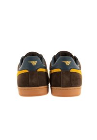 Sneaker in suede marrone con accenti gialli e blu navy, dotati di suola in gomma, pannello in pelle liscia e dettaglio del logo dorato sul tallone.