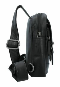 Borsa a tracolla in pelle nera con una texture liscia, dotata di chiusura con zip, tracolla regolabile e dettagli in metallo.