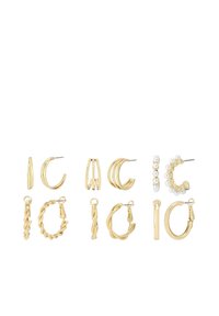 Conjunto de pendientes en tono dorado con varios diseños: aros, estilos retorcidos y acentos de perlas. Incluye múltiples formas y texturas.