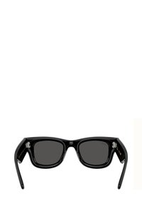 Occhiali da sole rettangolari neri con montatura in plastica lucida, lenti scure e marchio discreto sulle aste. Texture liscia, design moderno.