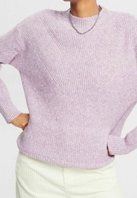 Pull en tricot lavande clair avec poignets côtelés et encolure ronde. Présente des motifs diagonaux et une finition douce et texturée.
