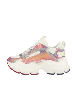 Kraftig hvid sneakers med iriserende pink, lilla og orange overlays, tyk tekstureret sål og snørelukning.