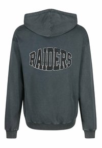 Sudadera con capucha en gris oscuro que presenta puños y dobladillo acanalados. La parte posterior exhibe una gran impresión en blanco de "RAIDERS" con una textura desgastada.