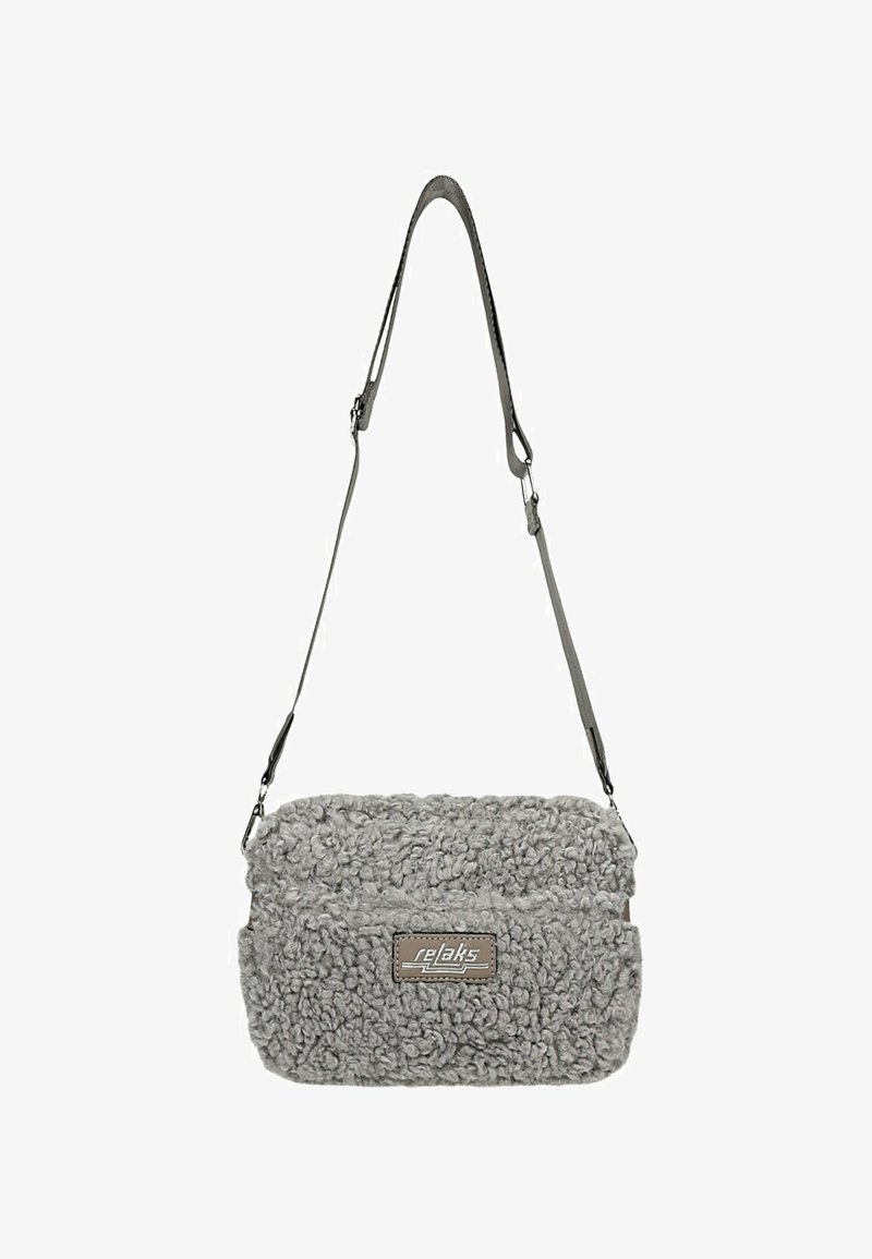 Grijze textuur crossbody tas met verstelbare schouderband en rechthoekig label in het midden van de voorkant met het opschrift "relaks".