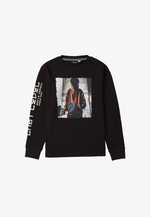 Zwarte longsleeve t-shirt van katoen, met een bedrukt ontwerp van een persoon in een hoodie die een skateboard vasthoudt op de voorkant en tekst op de mouw.