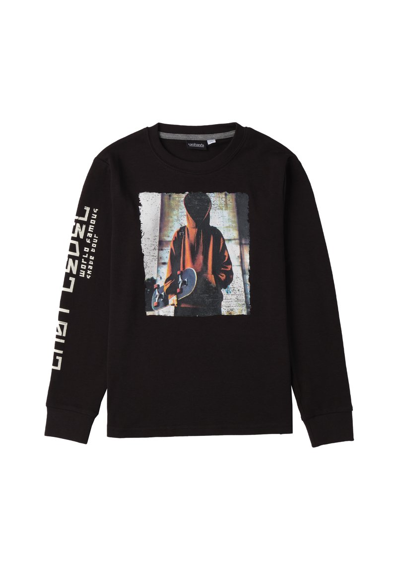 Zwarte longsleeve t-shirt van katoen, met een bedrukt ontwerp van een persoon in een hoodie die een skateboard vasthoudt op de voorkant en tekst op de mouw.