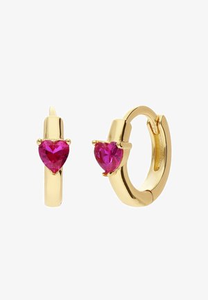 Gouden creolen met hartvormige roze edelstenen, gezet in zesklauwzettingen. Gladde, glanzende afwerking met een eenvoudig sluitontwerp.