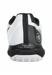 Scarpa da corsa Mizuno con tomaia in rete nera e bianca, tallone nero testurizzato e intersuola bianca caratterizzata da un logo e un motivo distintivi.