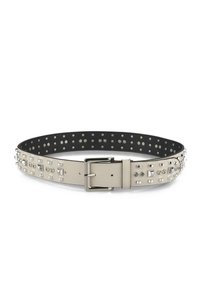 Beige leren riem met zilveren gesp en zilveren studs; gestructureerd oppervlak; glad zwart interieur met ronde perforaties.