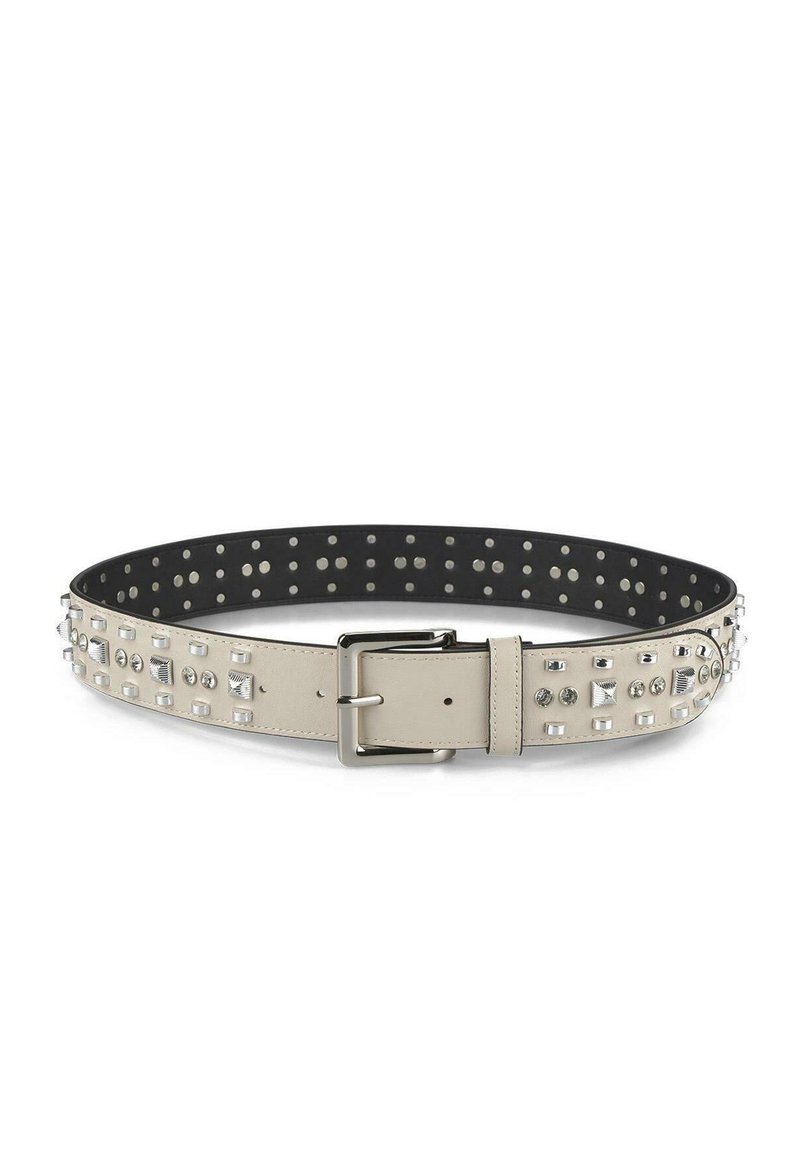 Beige leren riem met zilveren gesp en zilveren studs; gestructureerd oppervlak; glad zwart interieur met ronde perforaties.