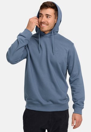 Felpa con cappuccio in tessuto blu chiaro, con tasca a marsupio e polsini a costine. Logo sottile sul petto e cordini regolabili.