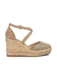 Sandalo wedge in suede beige con suola in juta intrecciata, con strass decorativi sulla punta e cinturino alla caviglia regolabile.