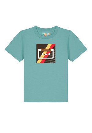 Tee in Türkis aus Baumwolle mit einem Grafikdesign eines Kassettenrekorders, das braune, rote und gelbe Diagonallinien zeigt. Kurzarm, Rundhalsausschnitt.