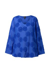 Blå bluse med lange ærmer og V-hals, med blomsterbroderi over hele og en let, flydende tekstur.