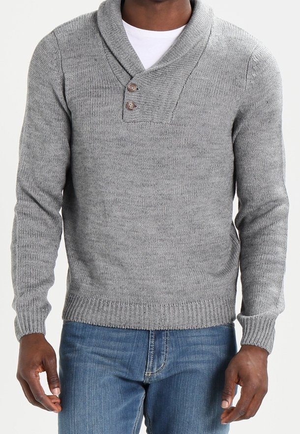 Pull gris en tricot avec un col châle, deux boutons décoratifs, des poignets et un ourlet côtelés. Porté sur une chemise blanche, accompagné d'un jean bleu.