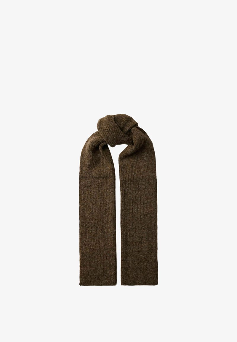 Écharpe en laine marron tricotée, pliée soigneusement avec un nœud lâche au centre sur fond blanc.