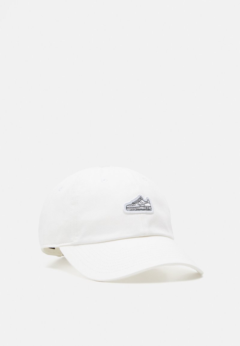 Weißer Baumwollhut mit gebogenem Schirm und besticktem Sneaker-Logo an der Vorderseite. Verfügt über sechs Belüftungsöffnungen für Atmungsaktivität.