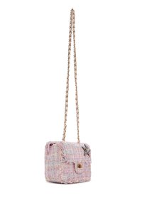Pequeño bolso de tweed lila con una cadena dorada, que cuenta con un cierre de solapa y un acento decorativo en forma de estrella adornado con cuentas.