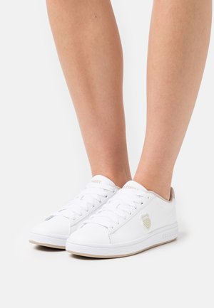 COURT SHIELD - Trainers - white/champagne