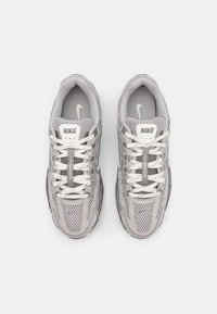 Nike Sportswear P-6000 PRM  - Trainers - light iron ore/metallic silver/photon dust/flat pewter/summit white