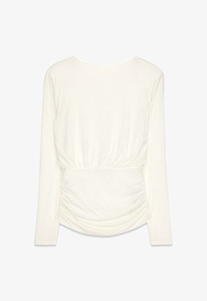 Ilga rankovė balta palaidinė su raukiniais liemens srityje gale, su apvalia iškirpte ir prigludusia siluetu.