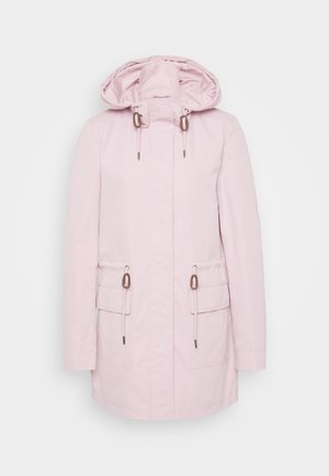 Veste imperméable rose avec capuche, comprenant deux poches avant, des cordons de serrage réglables et des accents en bronze. Texture lisse et design mi-long.