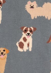 Strikket stof med forskellige hunde i et gentagende mønster. Farverne inkluderer beige, brun og lyserød på en blå baggrund.