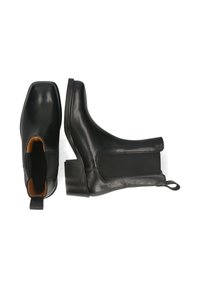Botas de cuero negras hasta el tobillo con punta cuadrada, paneles laterales elásticos y un tacón bajo en forma de pila. Textura suave y pestaña de tirón en la parte posterior.