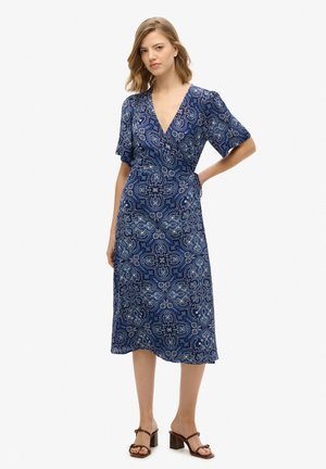 Blå omslagskjole med korte ærmer, prydet med et paisley mønster og en knælang kant. Det glatte stof og V-hals designet tilføjer visuel interesse.