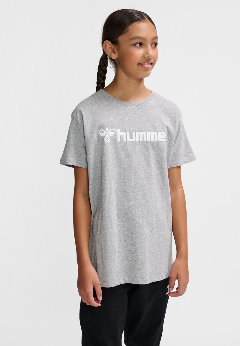 Tricou gri cu mânecă scurtă și guler rotund. Are un logo alb "humme" evidențiat pe piept, fabricat din material moale de bumbac.